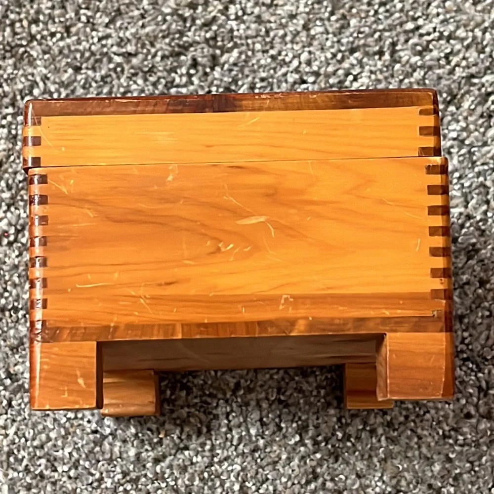 🎀 Cedar jewelry box - vintage with cameo sticker